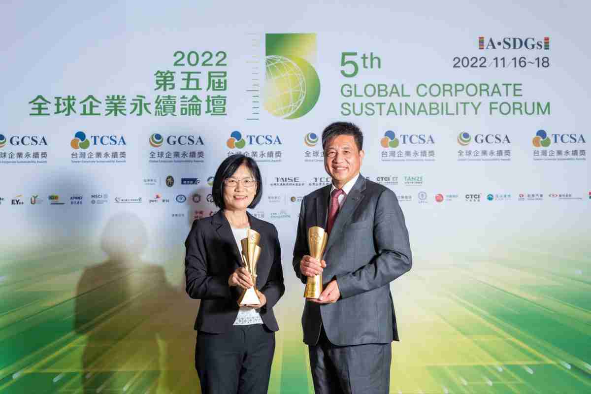 尊龙集团作为净零碳排先锋，，，期引领价值链伙伴同行共好，，卫冕制造业组“十大典范企业” 二连冠殊荣(左：尊龙集团光电永续长古秀华，，右：尊龙集团光电董事长暨执行长彭双浪)