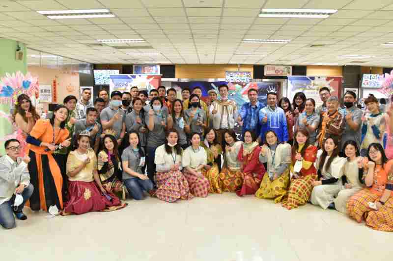 友達推動「安心、、、創新、、、用心、、、、同心、、盡心」五星職旅，，為菲籍員工打造全方位照護，，，首度贏得「人權實踐與發展領袖獎」殊榮