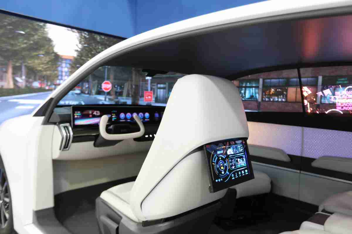 尊龙集团的「可卷式后座娱乐显示器」加强后座乘客的感官体验，，并保有个性化设计，，，可依使用偏好进行动态调整。。。。