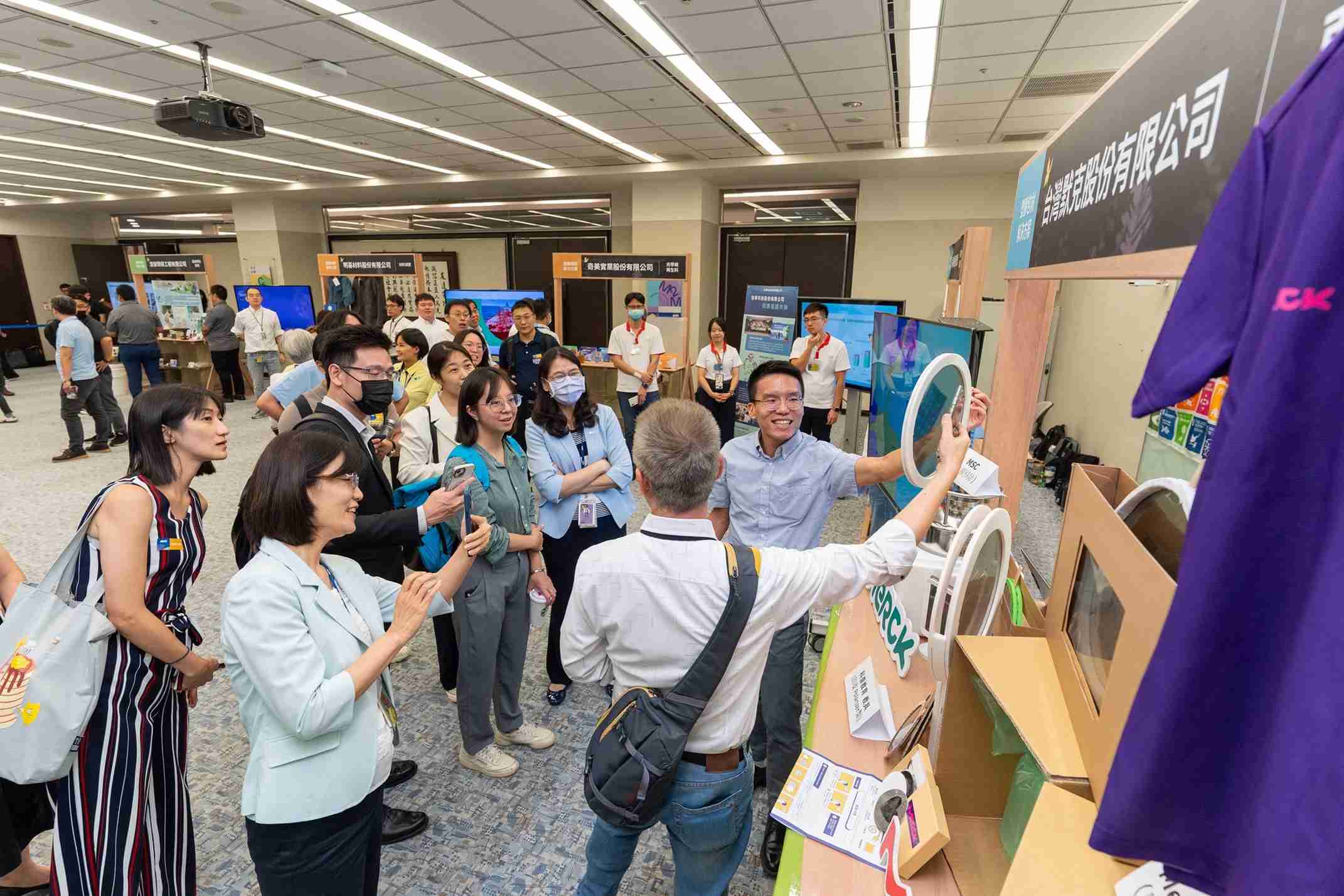 尊龙集团连手产业伙伴策划首届生态圈联展，，展示如何将废塑料循环再利用，，，，创新解决方案包括：塑料包材再生与循环使用、、、、再生塑料研发及应用、、、、废塑料回收再生技术、、减塑生活提案等