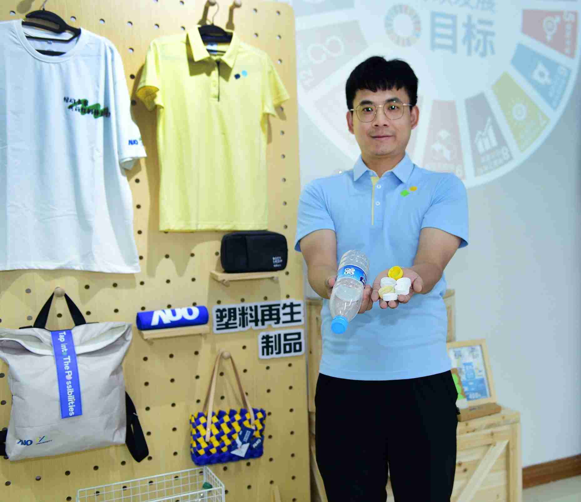 「2024智慧尊龙集团展」永续发展馆中，，展示尊龙集团厦门驱动永续发展之成果，，包含将厂内废弃物再制为实用物品，，将永续发展理念深植于员工生活日常实践