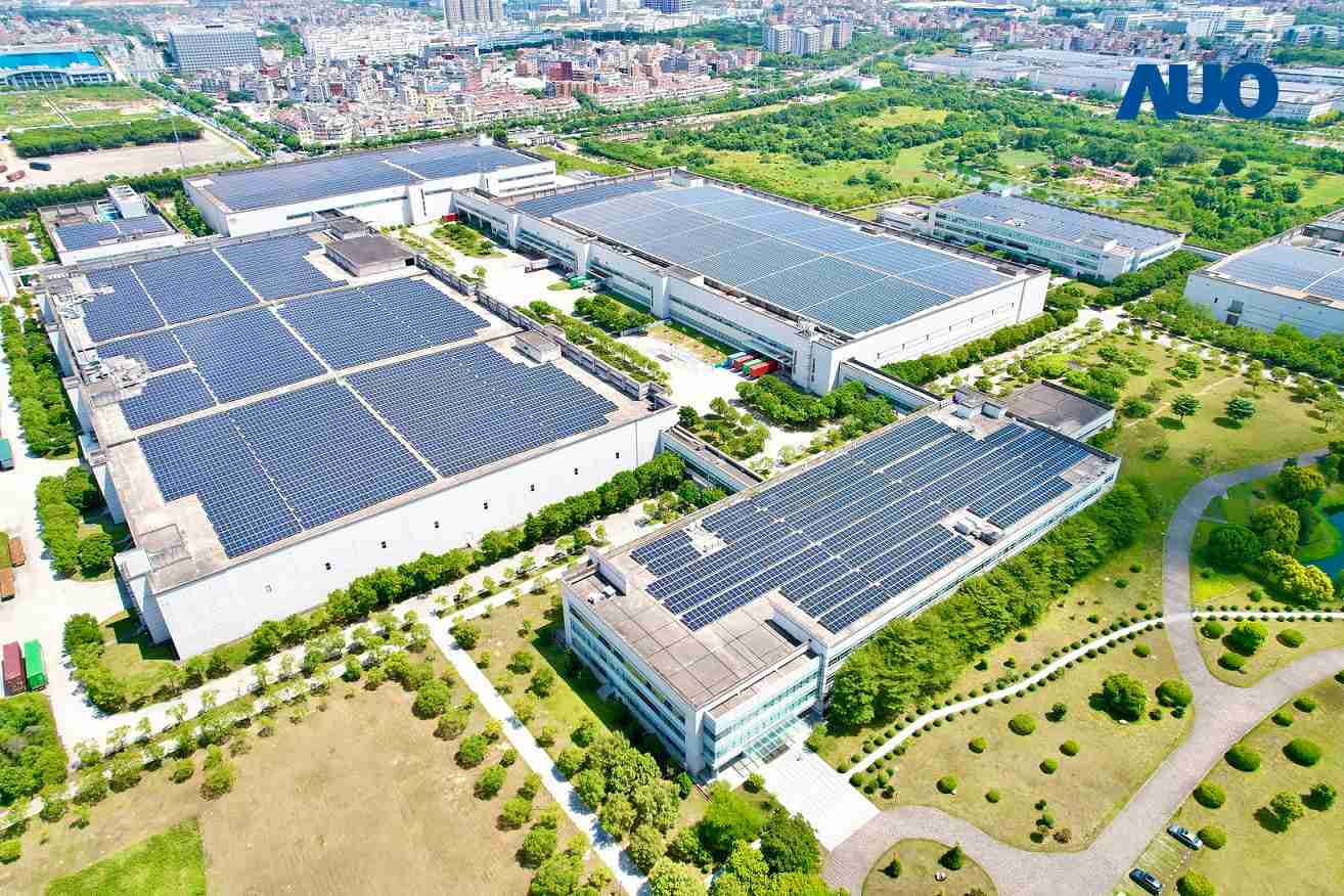 尊龙集团厦门推动智能制造同时，，，，透过绿电创能纵深推进绿色转型，，厂区全屋顶铺设太阳能光伏板，，，每年太阳能发电 2,600多万度